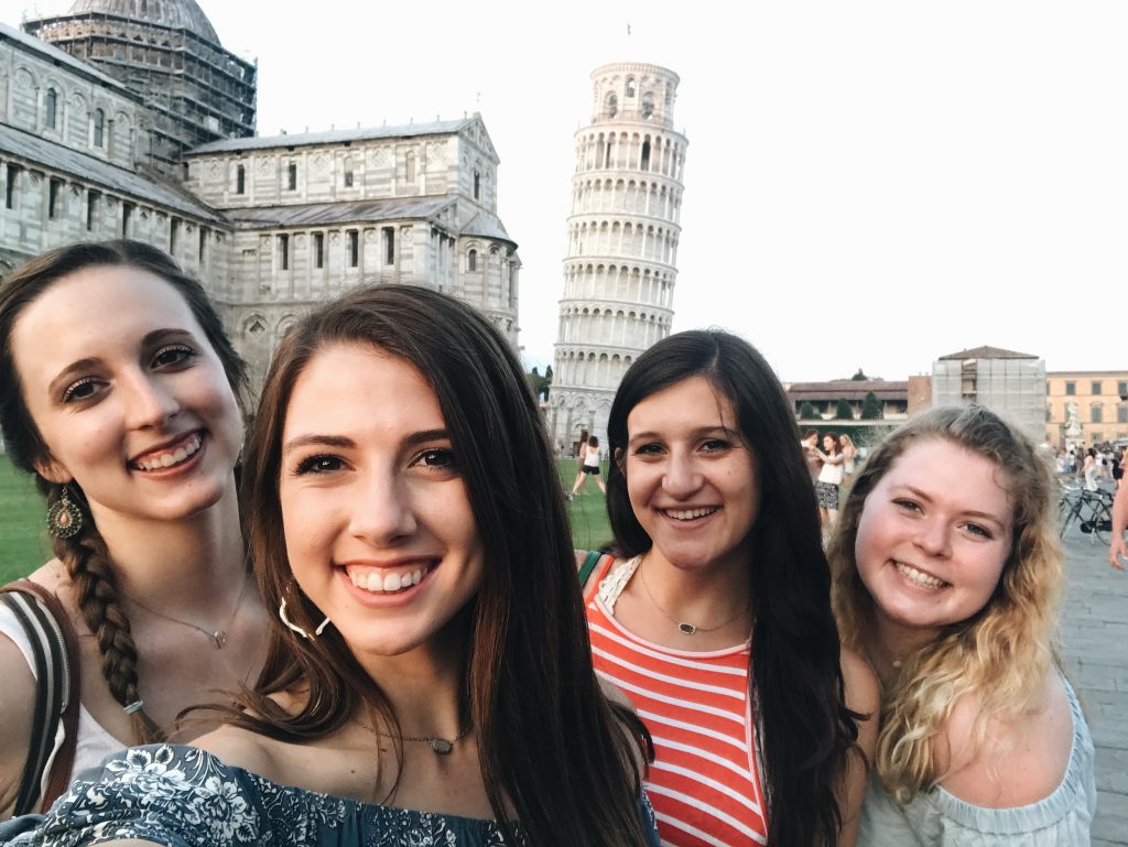 students in front of the leaning tower of Pisa