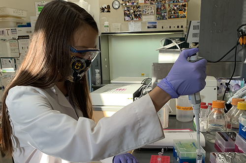 Tessa Jennings in biochemistry lab