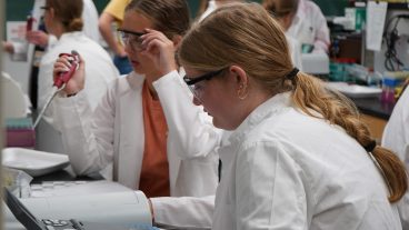 Students work in a lab.