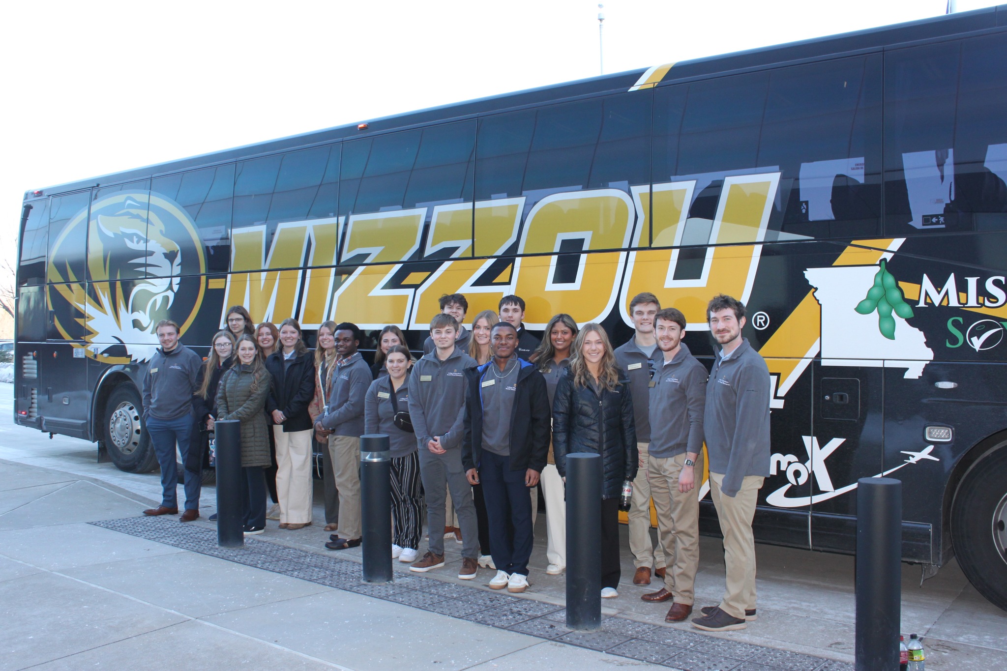 Students in front of Mizzou bus.