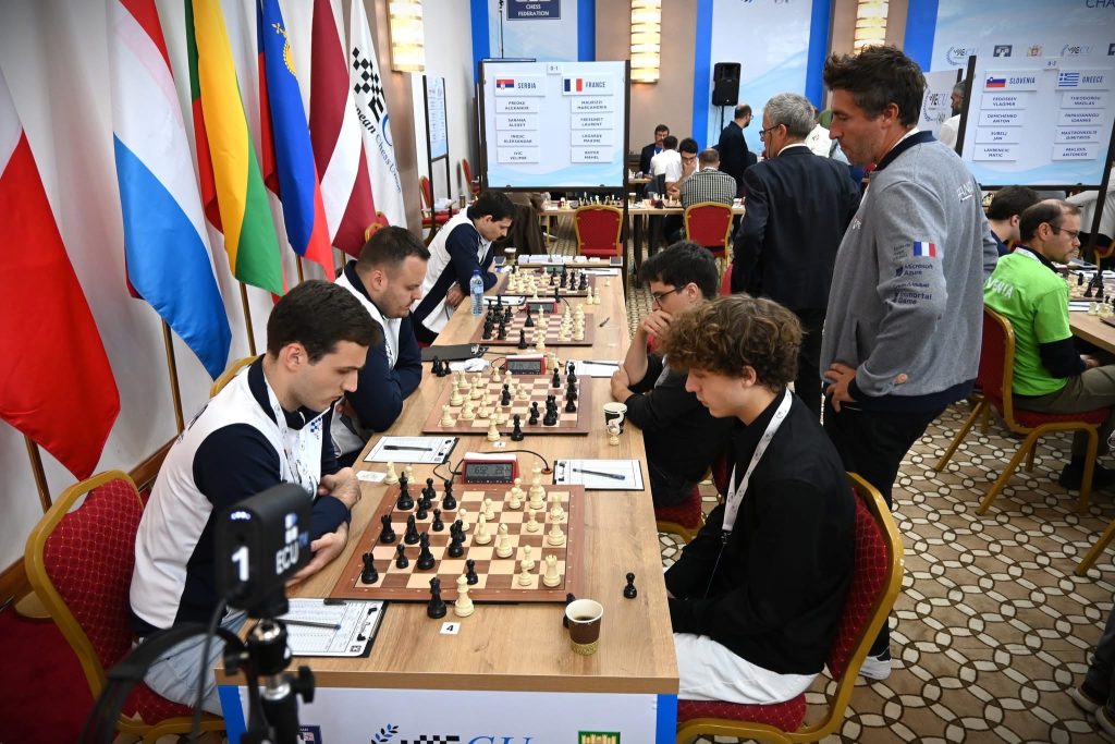 Mahel Boyer plays chess among other international players.