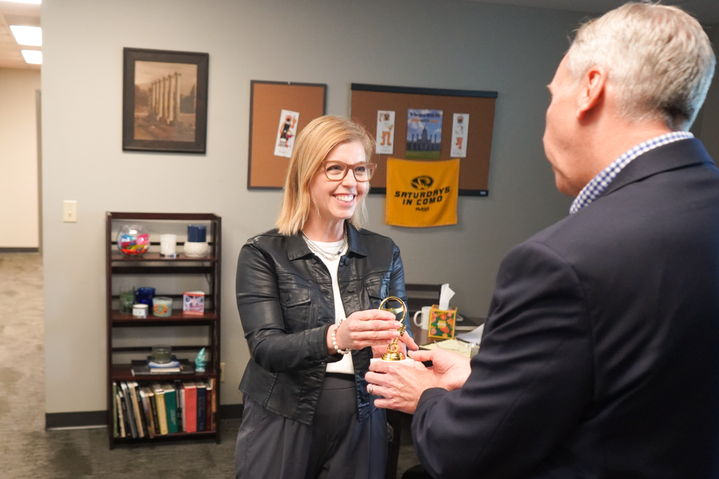 Carrie receives award.